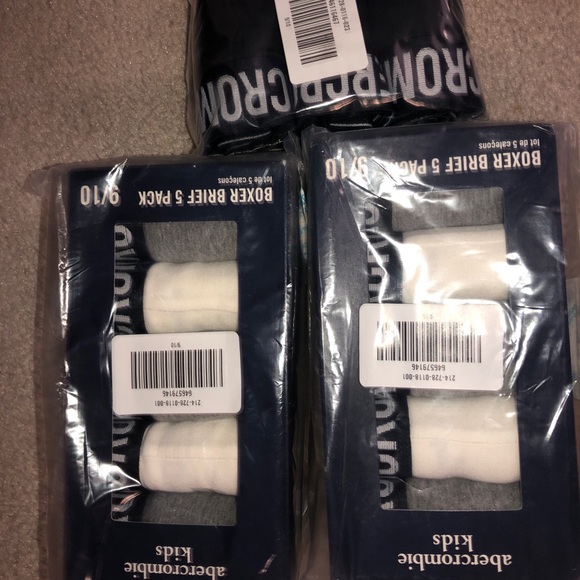 Abercrombie Kids boys briefs NWT size 9/10 - Picture 2 of 3